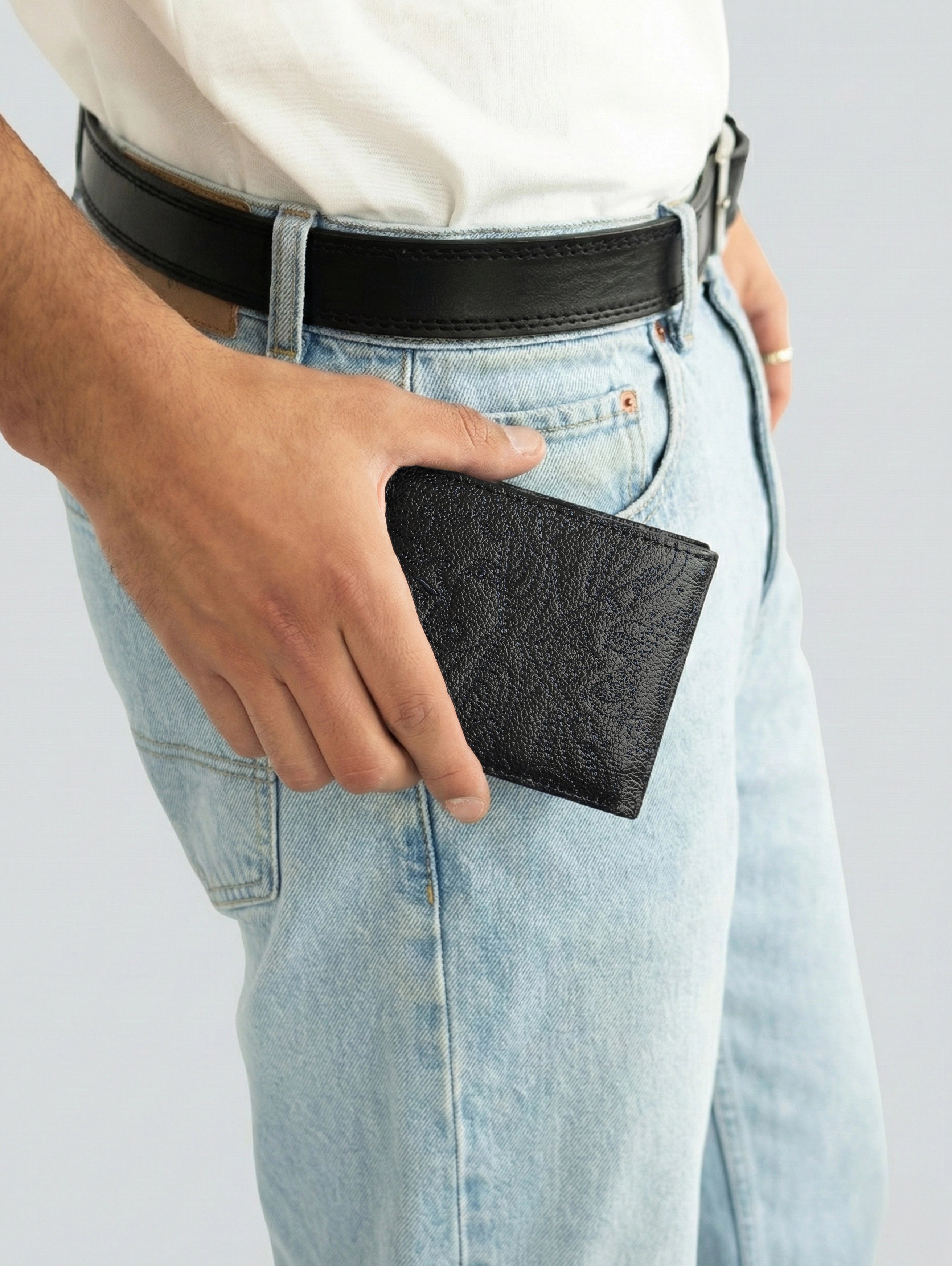 BLACK BI-FOLD WALLET